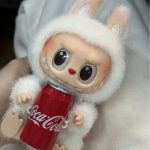Labubu Vinyl Face Happy Factor Figur – Coca-Cola Serie